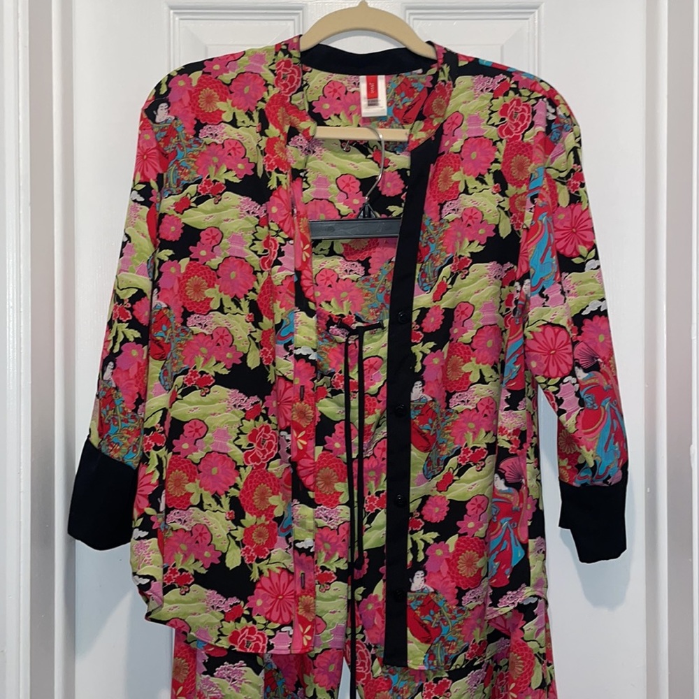 Josie Natori Very Vibrant Two Piece! Reminds me of a Kimono! Size small.